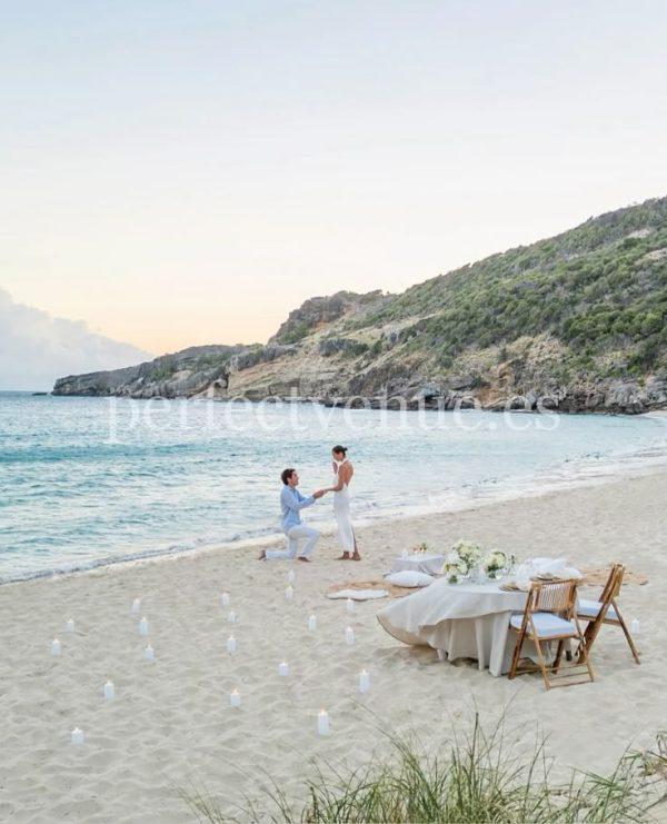 Marriage proposal in Murcia with picnic on the beach / Photo via Natalia Ortiz Events