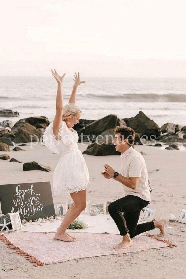 Marriage proposal in Cádiz with picnic on the beach / Photo via Natalia Ortiz Events