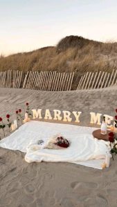 Marriage proposal in Cádiz with picnic on the beach / Photo via Natalia Ortiz Events