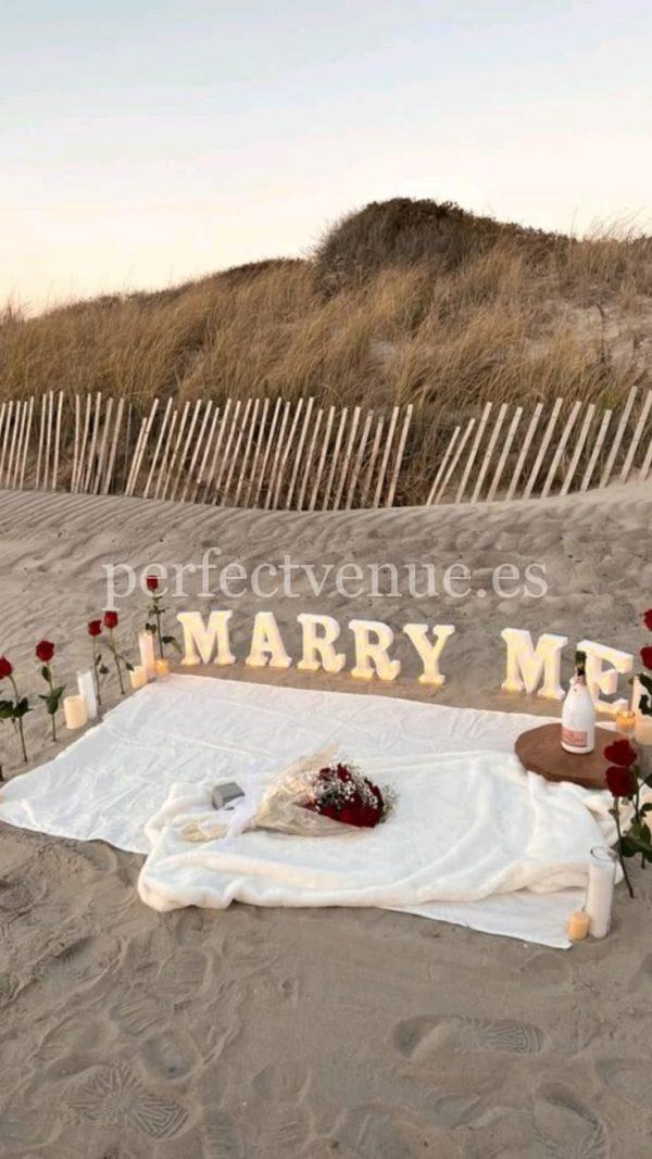 Marriage proposal in Cádiz with picnic on the beach / Photo via Natalia Ortiz Events