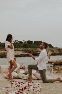 Marriage proposal in Murcia with picnic on the beach / Photo via Natalia Ortiz Events