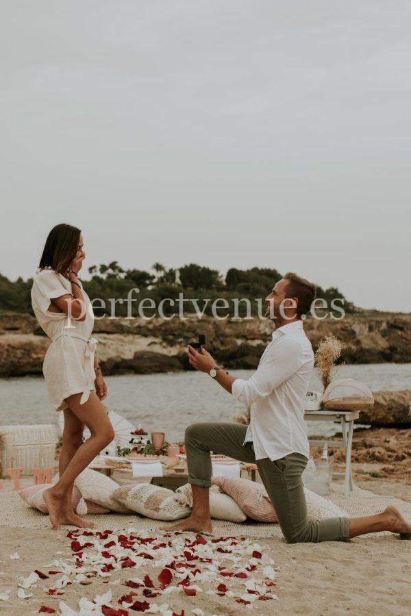 Marriage proposal in Murcia with picnic on the beach / Photo via Natalia Ortiz Events