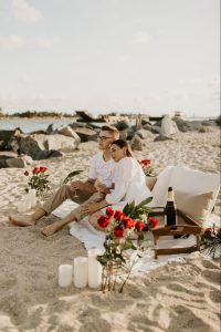 Marriage proposal in Murcia with picnic on the beach / Photo via Natalia Ortiz Events