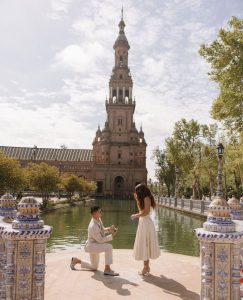 Pedida de mano en Sevilla en la Plaza de España