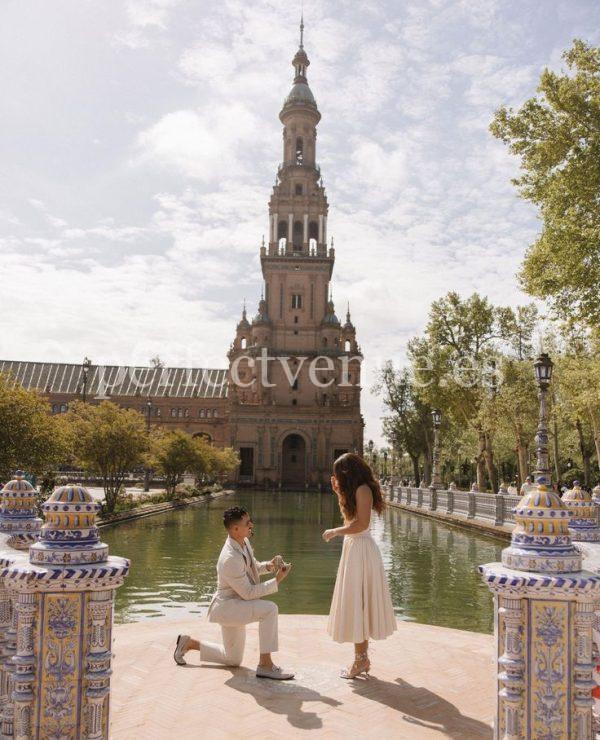 Pedida de mano en Sevilla en la Plaza de España