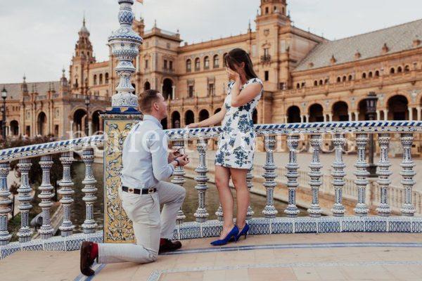 Marriage proposal in Seville at Plaza de España
