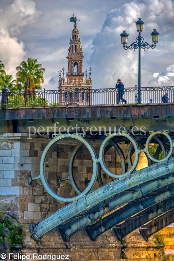 Marriage proposal in Seville on the Triana Bridge