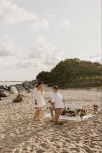 Marriage proposal in Murcia with picnic on the beach / Photo via Natalia Ortiz Events