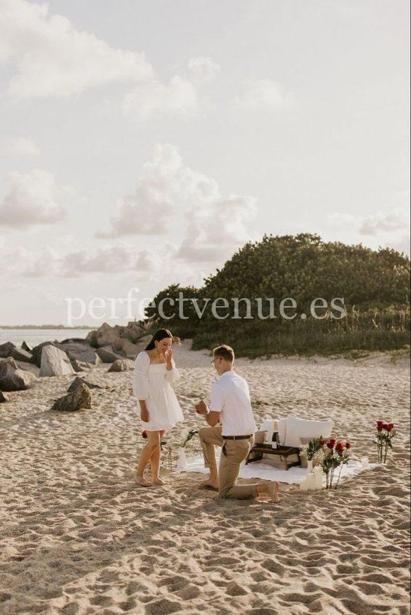 Marriage proposal in Murcia with picnic on the beach / Photo via Natalia Ortiz Events