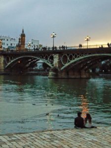 Pedida de mano en Sevilla en el Puente de Triana,