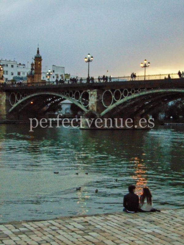 Pedida de mano en Sevilla en el Puente de Triana,
