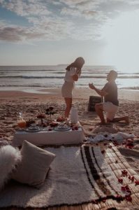 Marriage proposal in Murcia with picnic on the beach / Photo via Natalia Ortiz Events