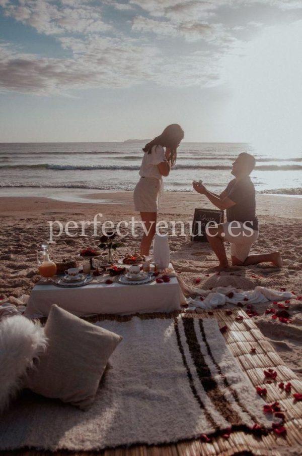 Marriage proposal in Murcia with picnic on the beach / Photo via Natalia Ortiz Events