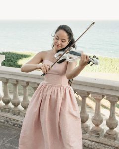 Electronic and classical violinist for weddings and events / Photo via Pinterest