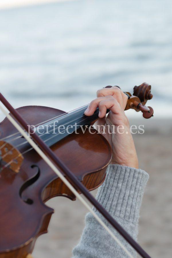 Electronic and classical violinist for weddings and events / Photo via Natalia Ortiz Events