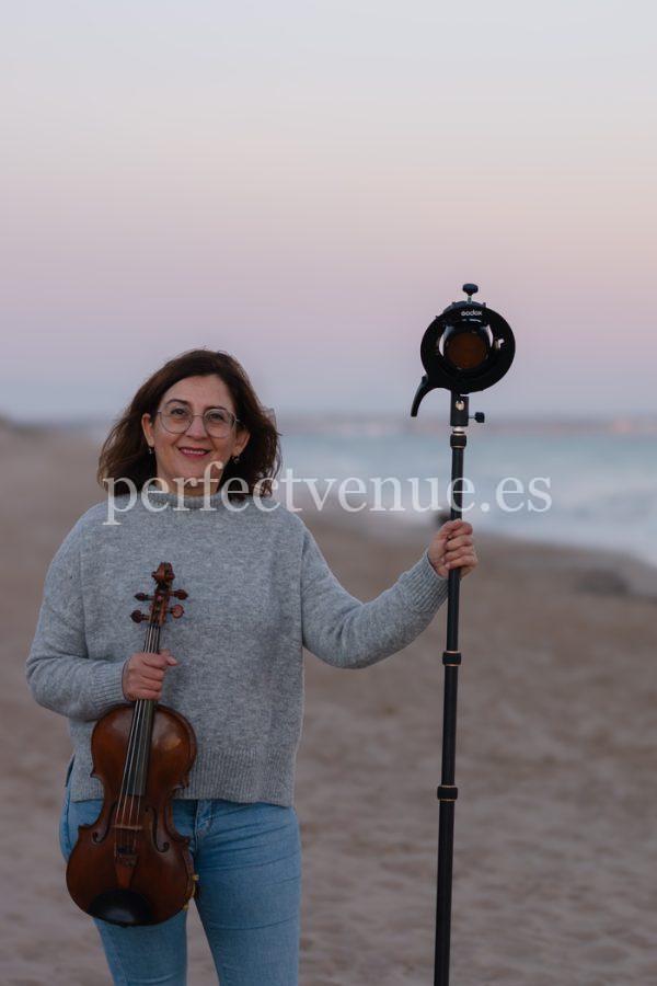 Electronic and classical violinist for weddings and events / Photo via Natalia Ortiz Events