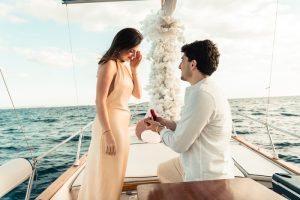 Marriage proposal in Marbella by boat / Photo via Natalia Ortiz Events