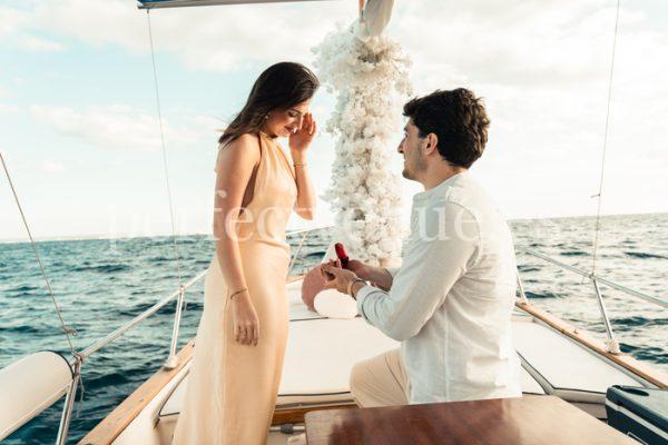 Marriage proposal in Marbella by boat / Photo via Natalia Ortiz Events