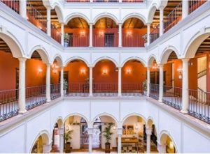 Marriage proposal in Seville at the Vincci Hotel la Rábida
