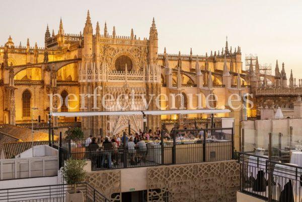 Marriage proposal in Seville on the terrace of the Hotel EME