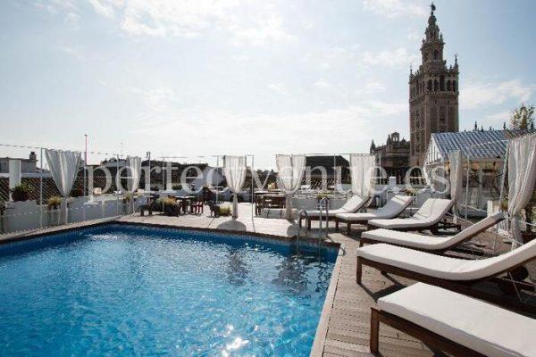 Marriage proposal in Seville with views of the Cathedral, at the Hotel Fontecruz Seises