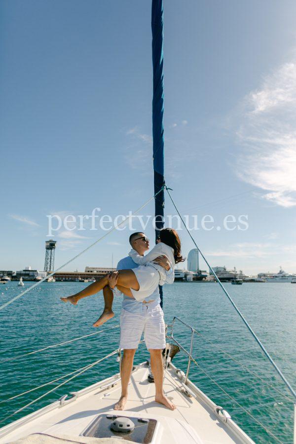 Marriage proposal in Tenerife with a picnic on a yacht / Photo via Natalia Ortiz Events
