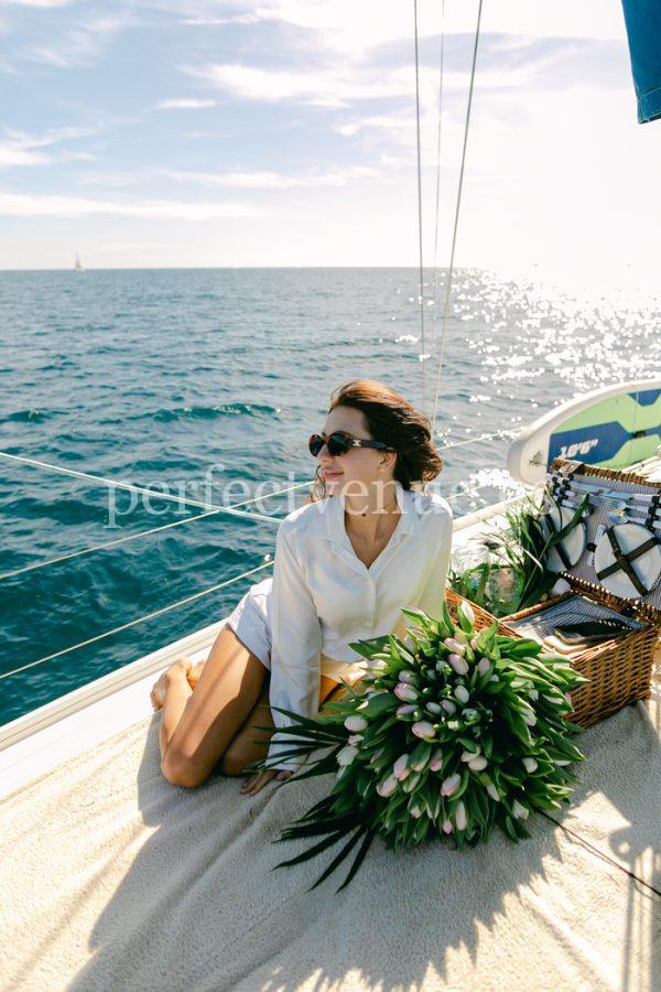 Marriage proposal in Tenerife with a picnic on a yacht / Photo via Natalia Ortiz Events