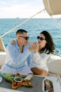 Marriage proposal in Tenerife with a picnic on a yacht / Photo via Natalia Ortiz Events