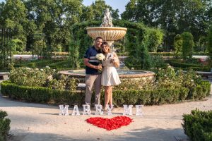 Professional photographer for a marriage proposal in Madrid / Photo via Natalia Ortiz Events