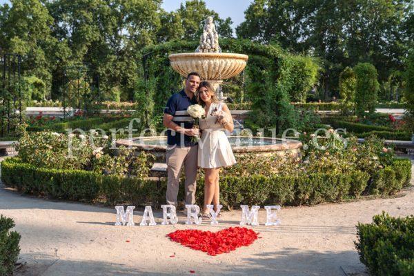 Professional photographer for a marriage proposal in Madrid / Photo via Natalia Ortiz Events