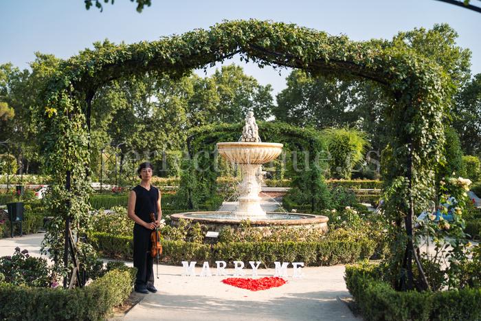 Pedida de mano en la Rosaleda del Retiro / Foto vía Natalia Ortiz Events
