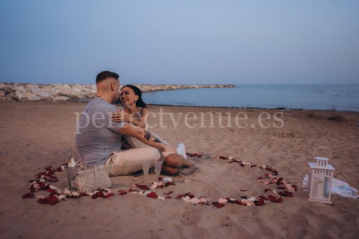 Proposal in Marbella at sunset / Photo via Mariana Glushko