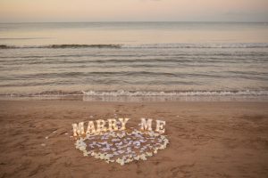 Proposal in Salou / Photo via Natalia Ortiz Events