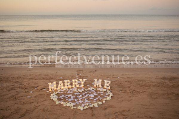 Proposal in Salou / Photo via Natalia Ortiz Events