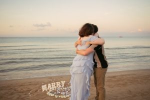 Proposal in Salou / Photo via Natalia Ortiz Events