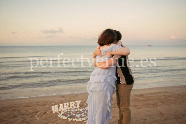 Proposal in Salou / Photo via Natalia Ortiz Events