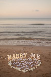 Proposal in Salou / Photo via Natalia Ortiz Events