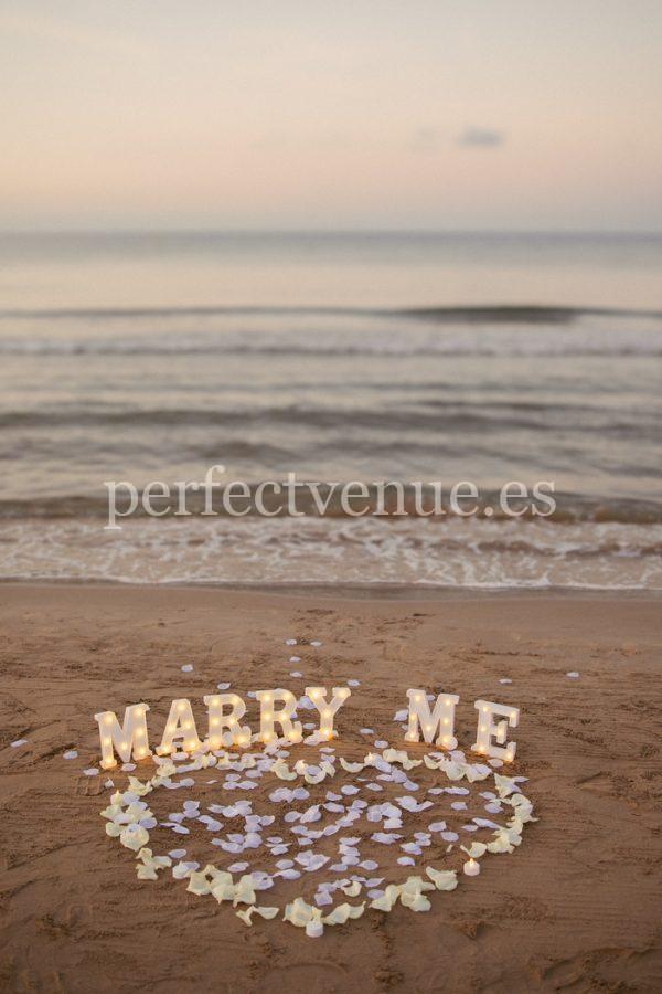 Proposal in Salou / Photo via Natalia Ortiz Events