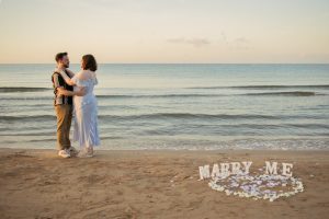 Proposal in Salou / Photo via Natalia Ortiz Events