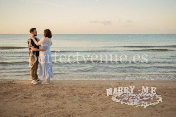 Proposal in Salou / Photo via Natalia Ortiz Events