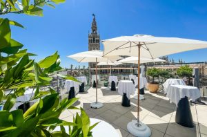 Marriage proposal in Seville on the terrace of the EME Hotel