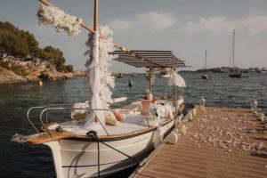 Proposal on a private boat / Photo via Perfect Venue