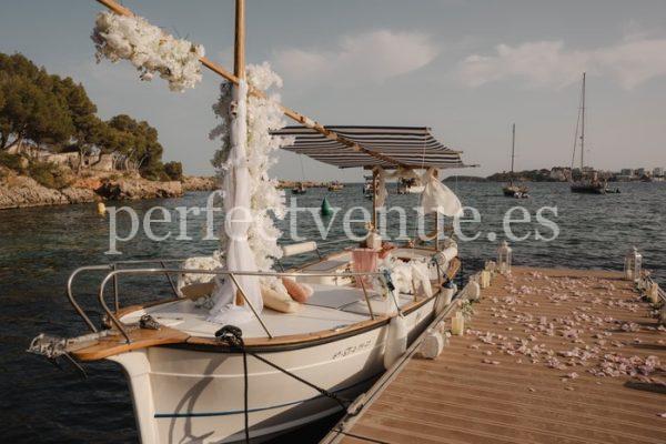 Proposal on a private boat / Photo via Perfect Venue