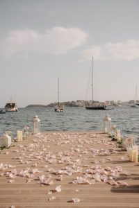 Proposal on a private boat / Photo via Perfect Venue