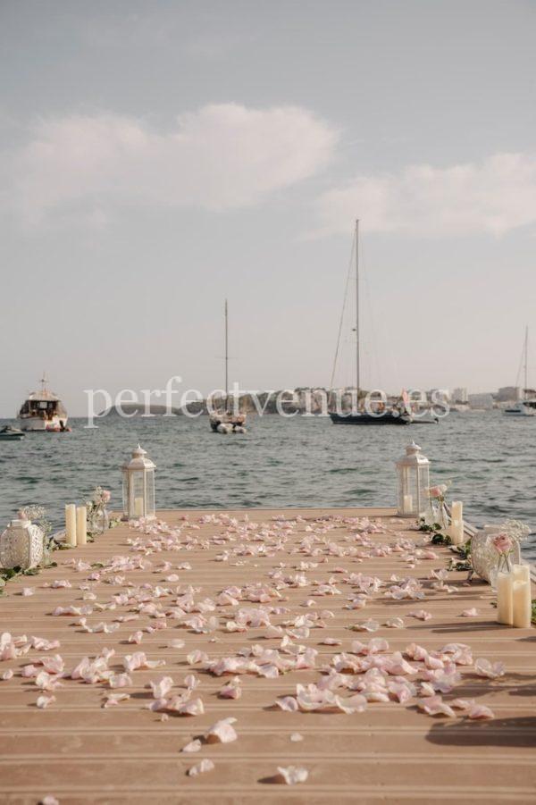 Proposal on a private boat / Photo via Perfect Venue