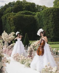 Electronic and classical violinist for weddings and events / Photo via Pinterest