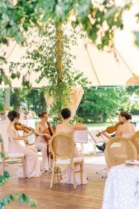 Electronic and classical violinist for weddings and events / Photo via Pinterest