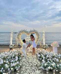 A marriage proposal in Malaga with a giant flower heart on the beach