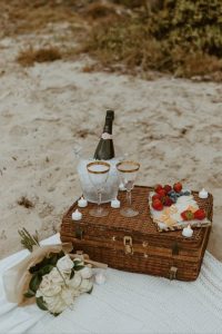Proposal in Marbella with picnic on the beach / Photo via Natalia Ortiz Events