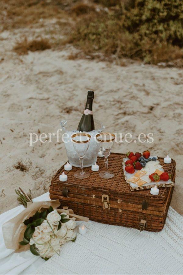 Proposal in Marbella with picnic on the beach / Photo via Natalia Ortiz Events